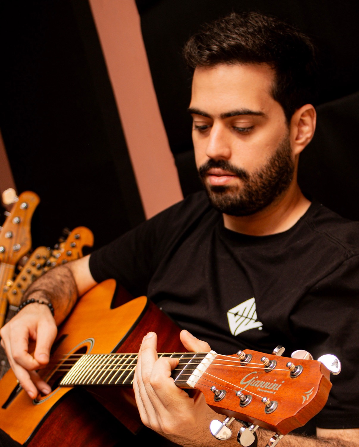 Fonse tocando violão durante decisão de timbre e intenção musical