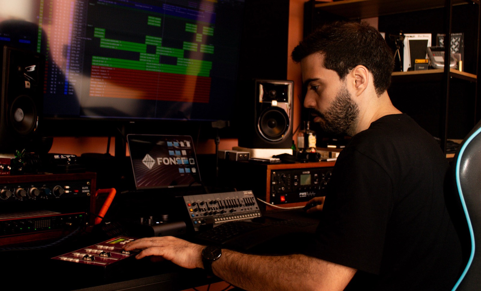 Bastidor de produção e mixagem no estúdio durante o processo de direção