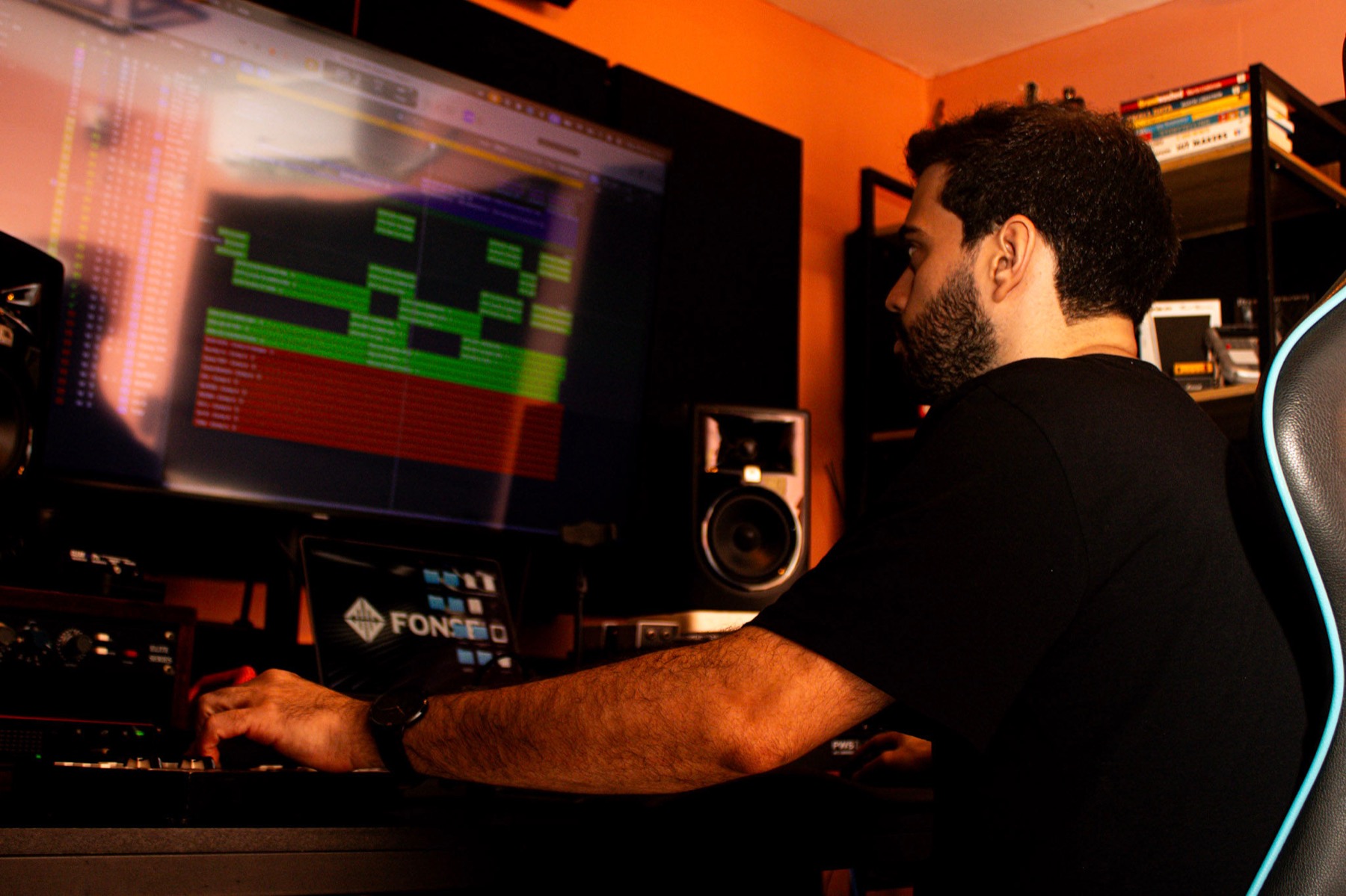 Fonse em sessão de produção musical com DAW aberta no Fonse Estúdio