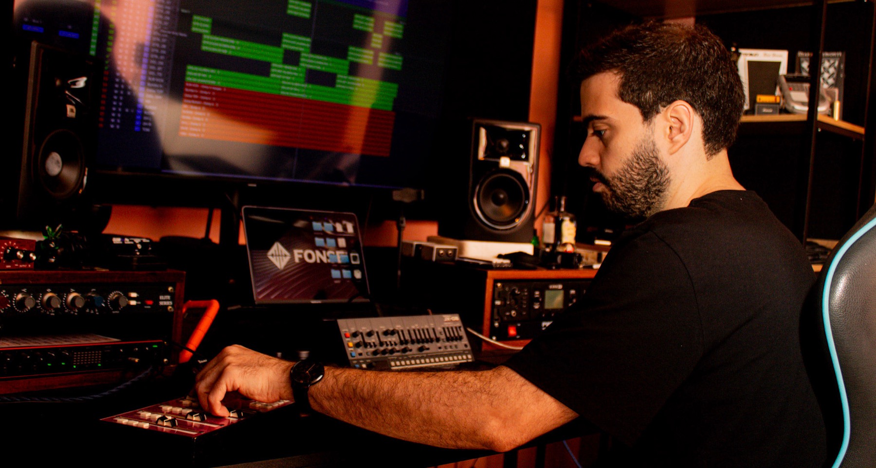Fonse trabalhando em sessão de produção musical na DAW