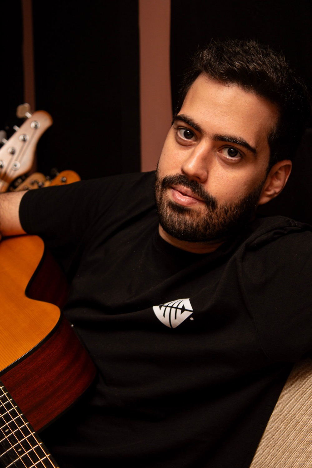 Fonse com violão e instrumentos durante processo de produção musical