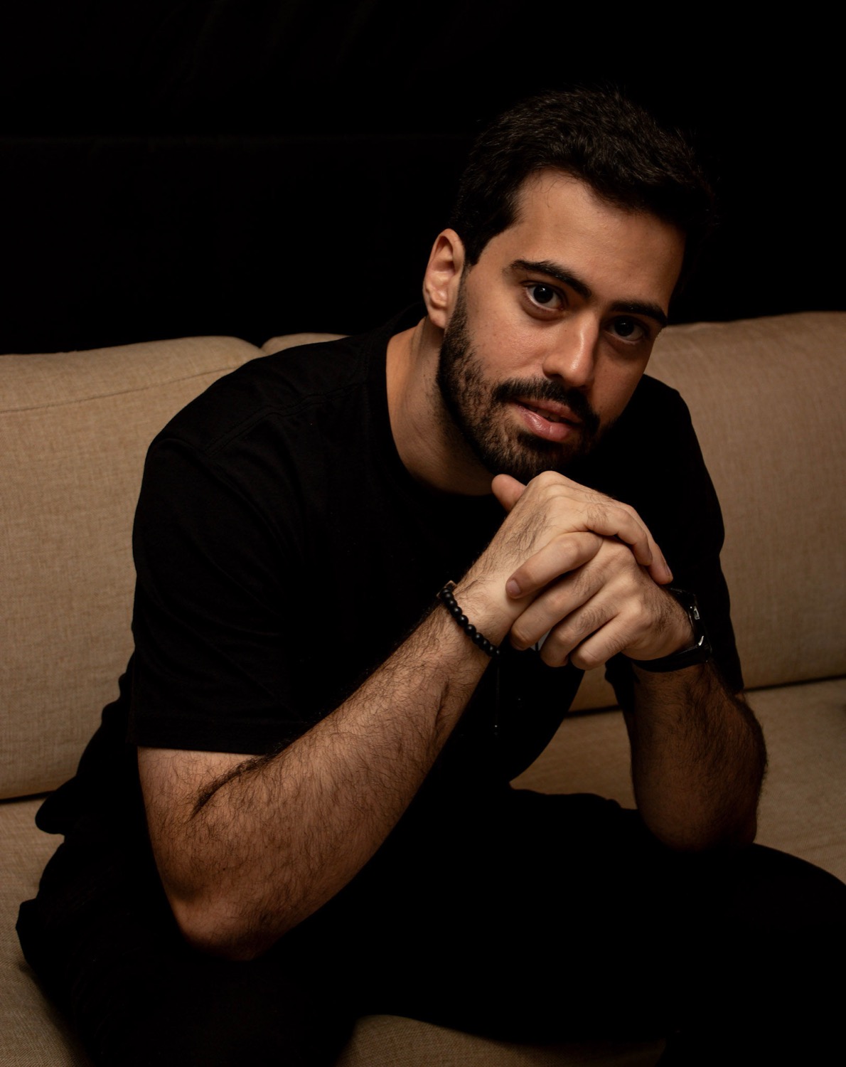 Fonse em retrato editorial dentro do estúdio