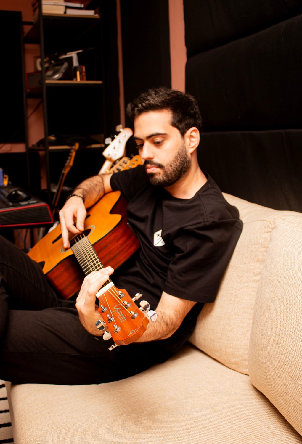 Fonse produtor musical tocando violão em contexto de worship no estúdio